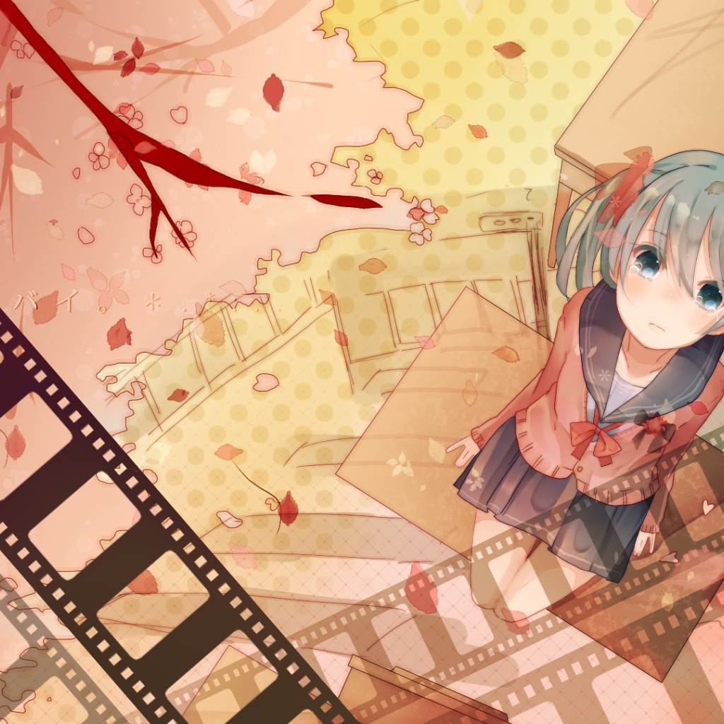 Девушка аниме на фоне кинопленки