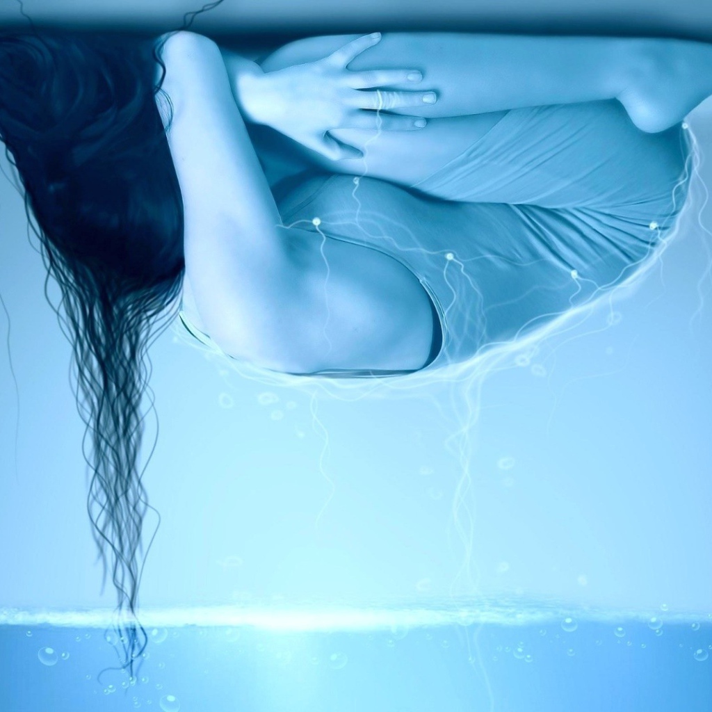 Девушка аниме спит на потолке