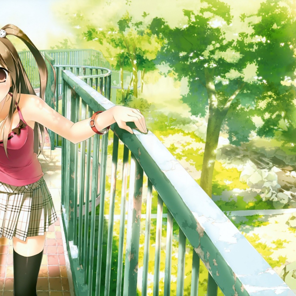 Девушка аниме идет по огороженной тропинке