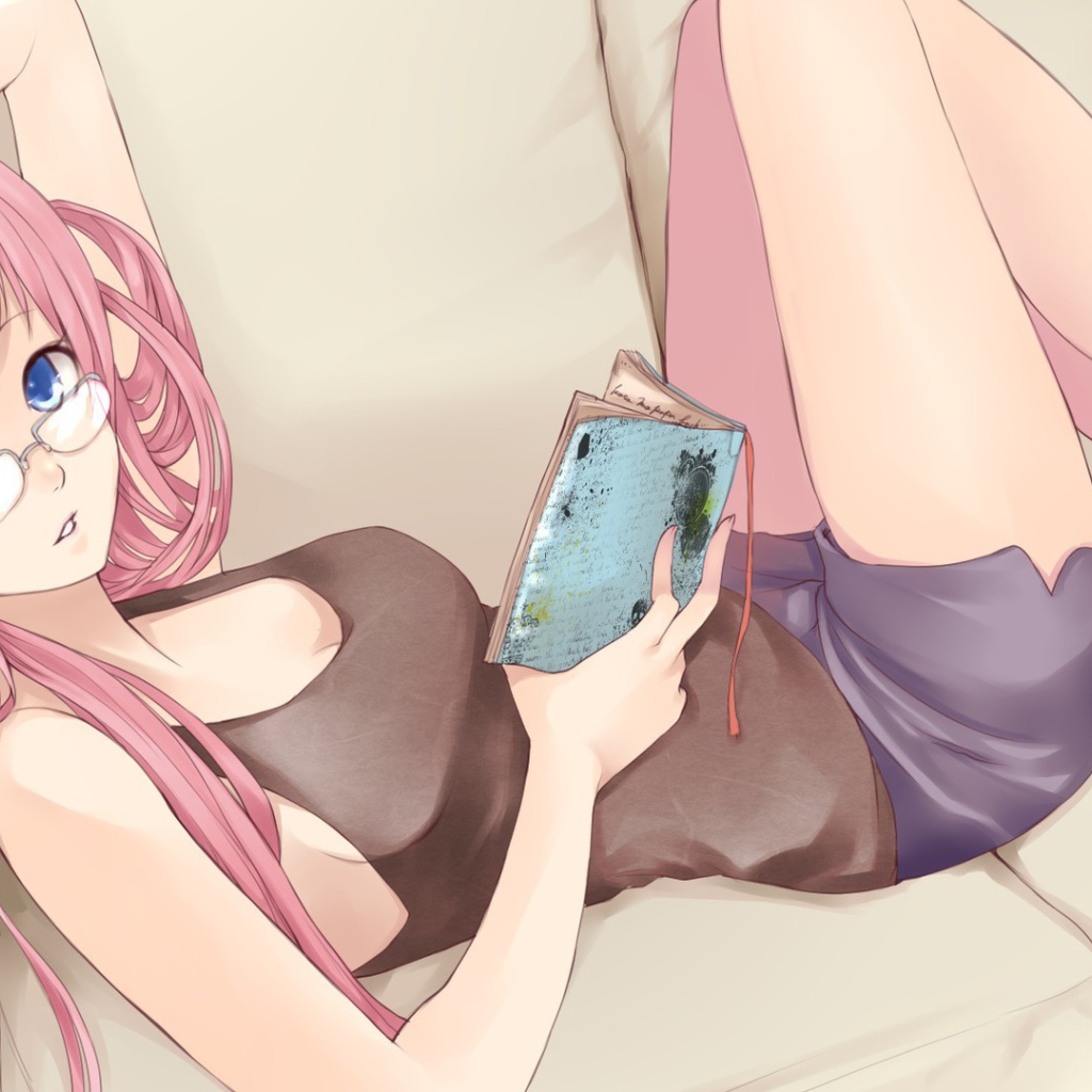 Аниме девушка в очках читает свой дневник