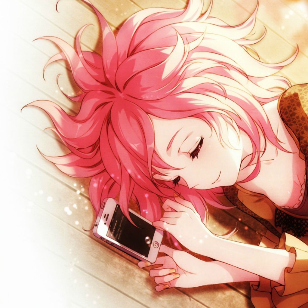 Девушка аниме с розовыми волосами ждет звонка