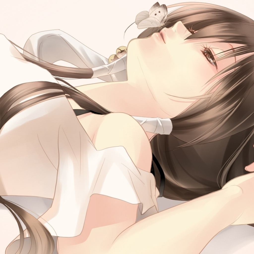 Бабочка на носу спящей девушки аниме