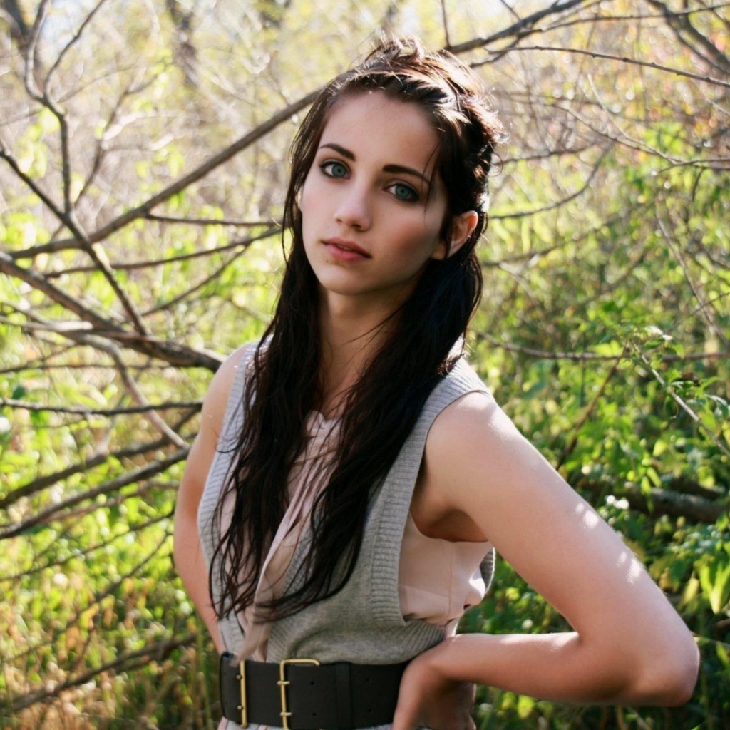 Эмили Радд на фоне зелени