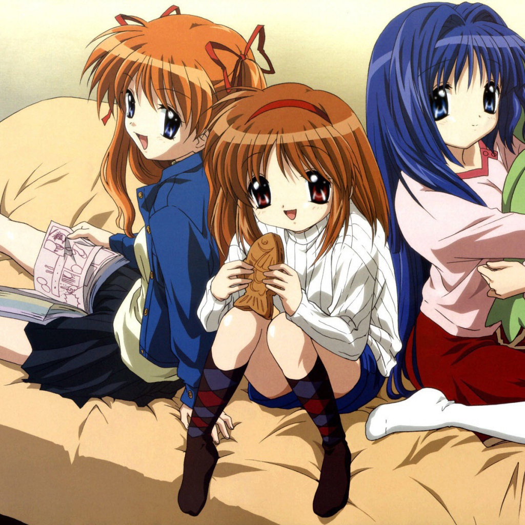 Подружки с игрушками сидят на кровати, аниме