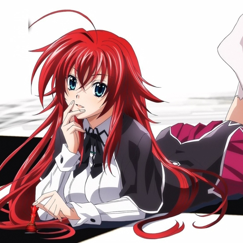 Красноволосая девушка из аниме Highschool DxD
