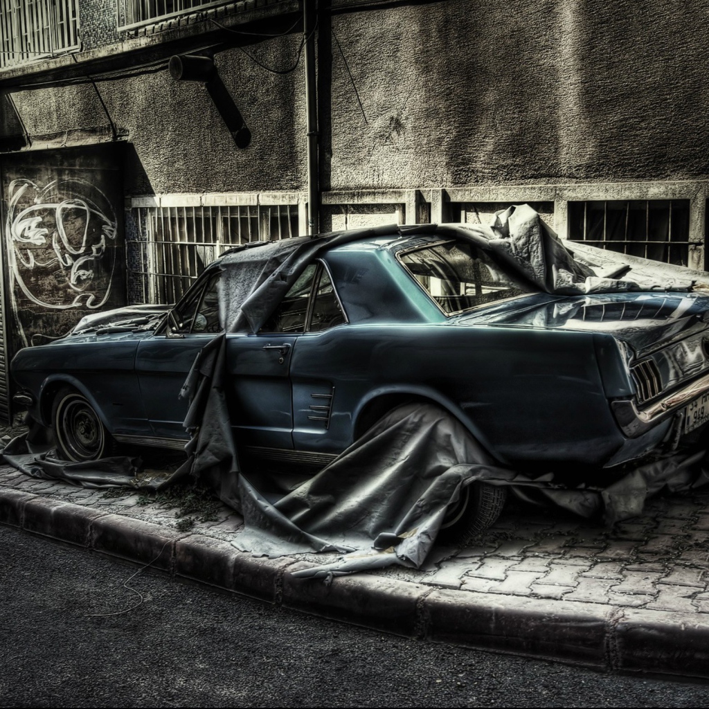 Брошенный автомобиль на городской улице, фото HDR