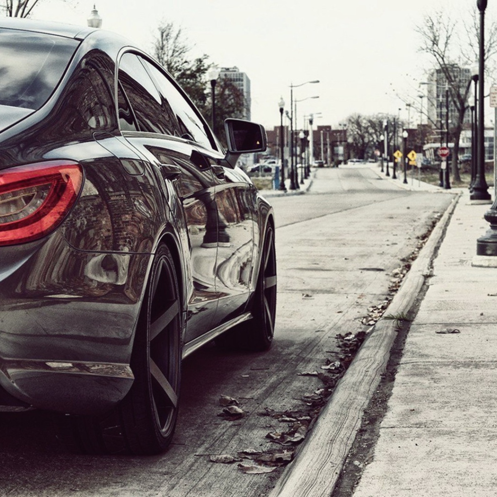 Красивый дорогой автомобиль на улице