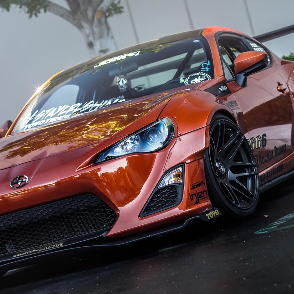 Красивый красный автомобиль Scion