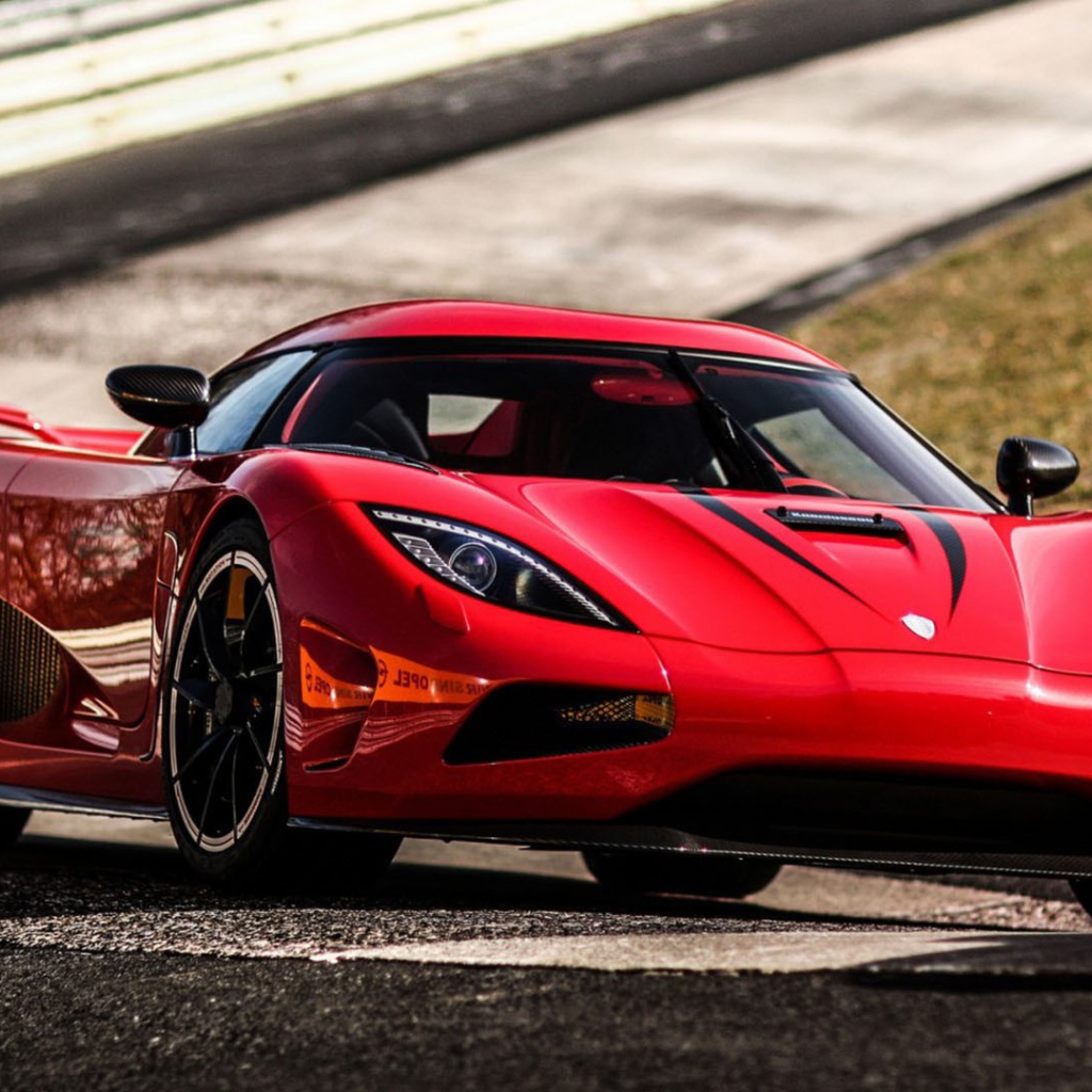 Красивый красный спортивный автомобиль