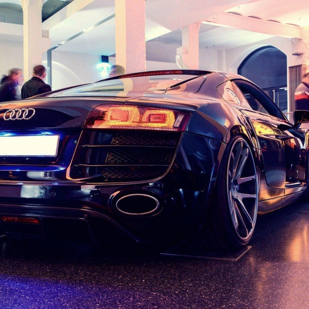 Черный Audi R8 в выставочном зале