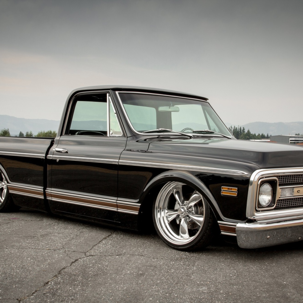 Черный пикап Шеви Роллет