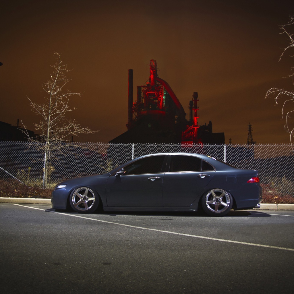 Черная Honda на фоне ночного завода