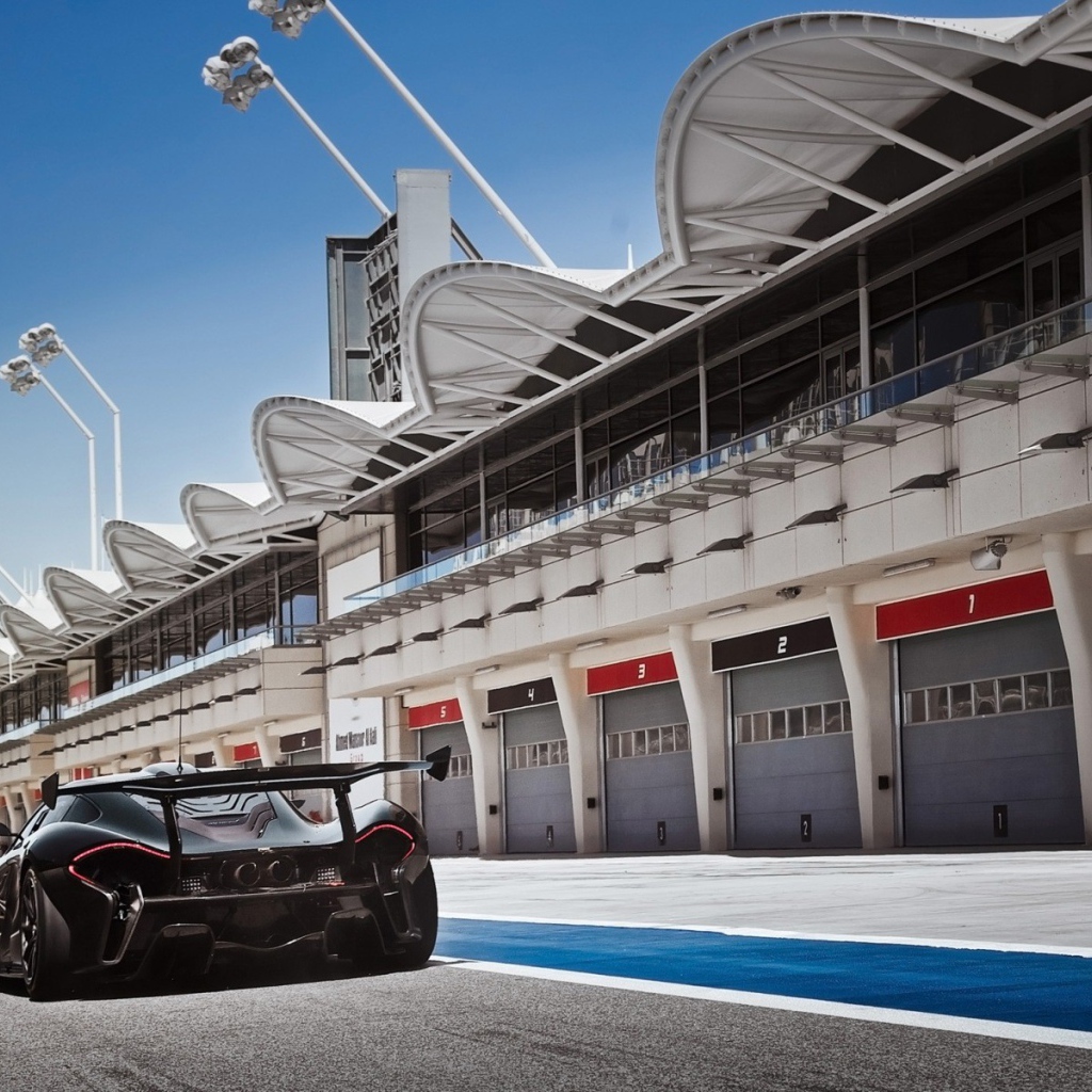 Черный McLaren P1 у ангаров