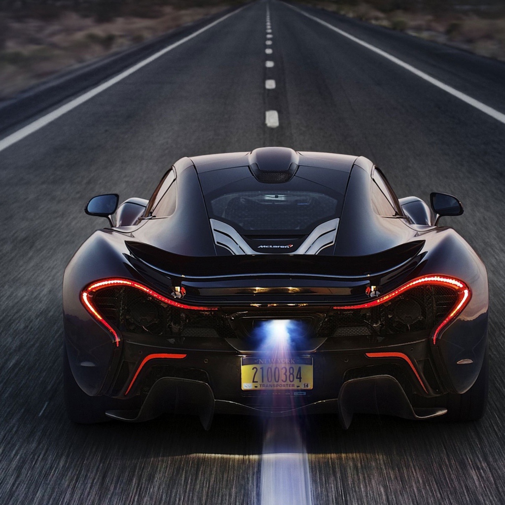 Черный McLaren P1 посередине шоссе