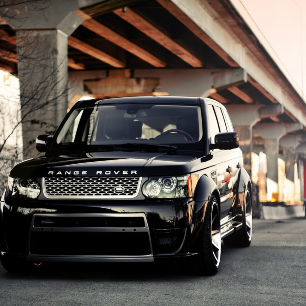 Черный Range Rover Sport под эстакадой
