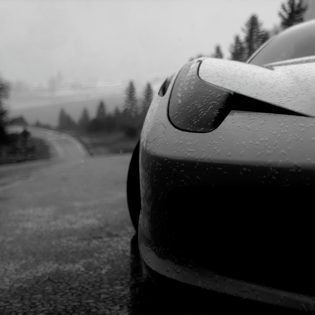 Черно белое фото авто под дождем