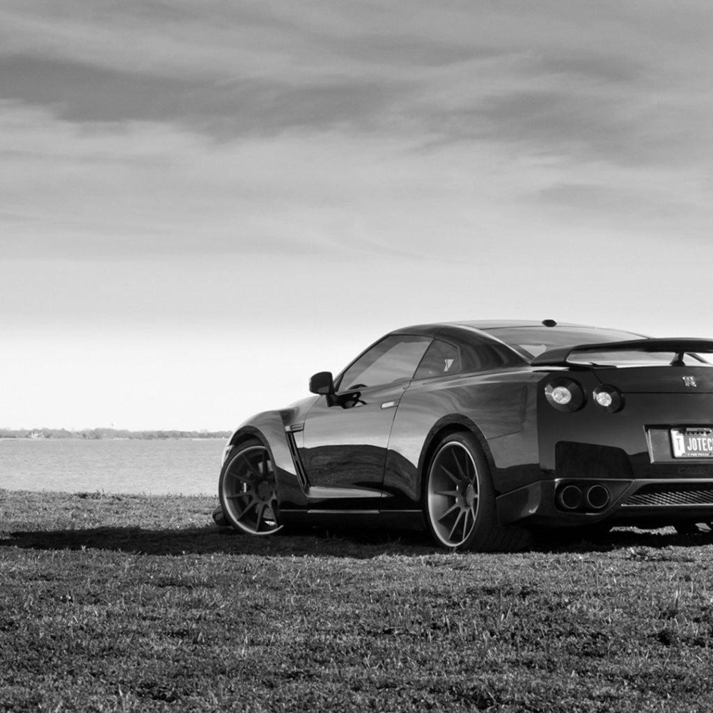 Черно белое фото авто на берегу моря