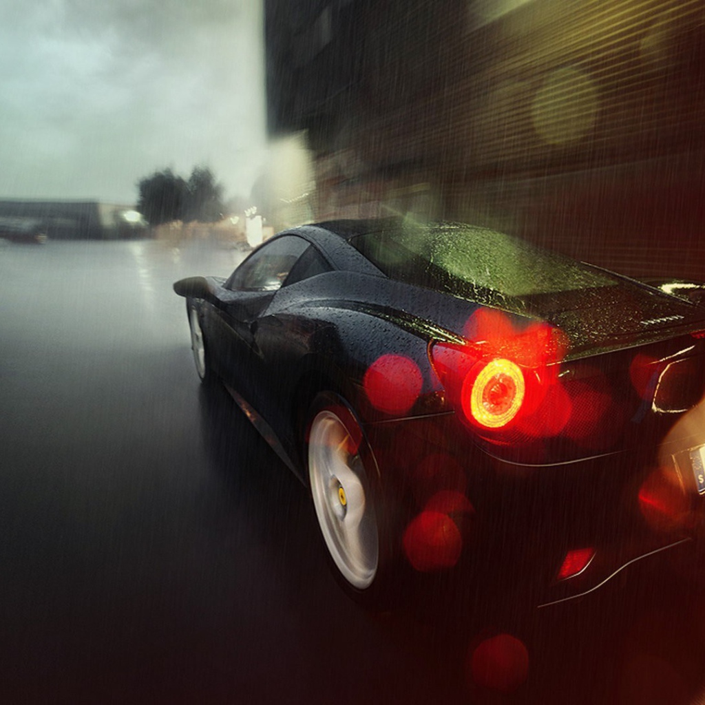 Черный автомобиль в дождливом городе