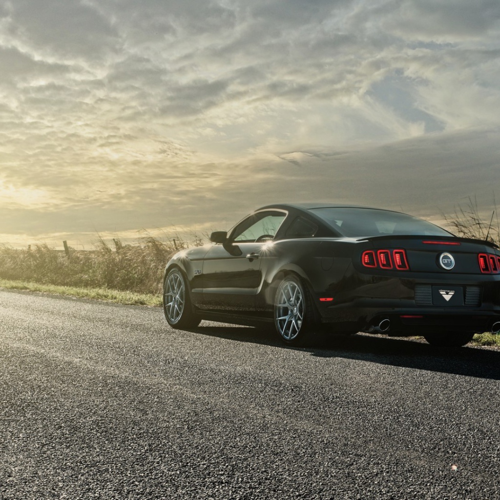 Черный автомобиль припаркован на трассе