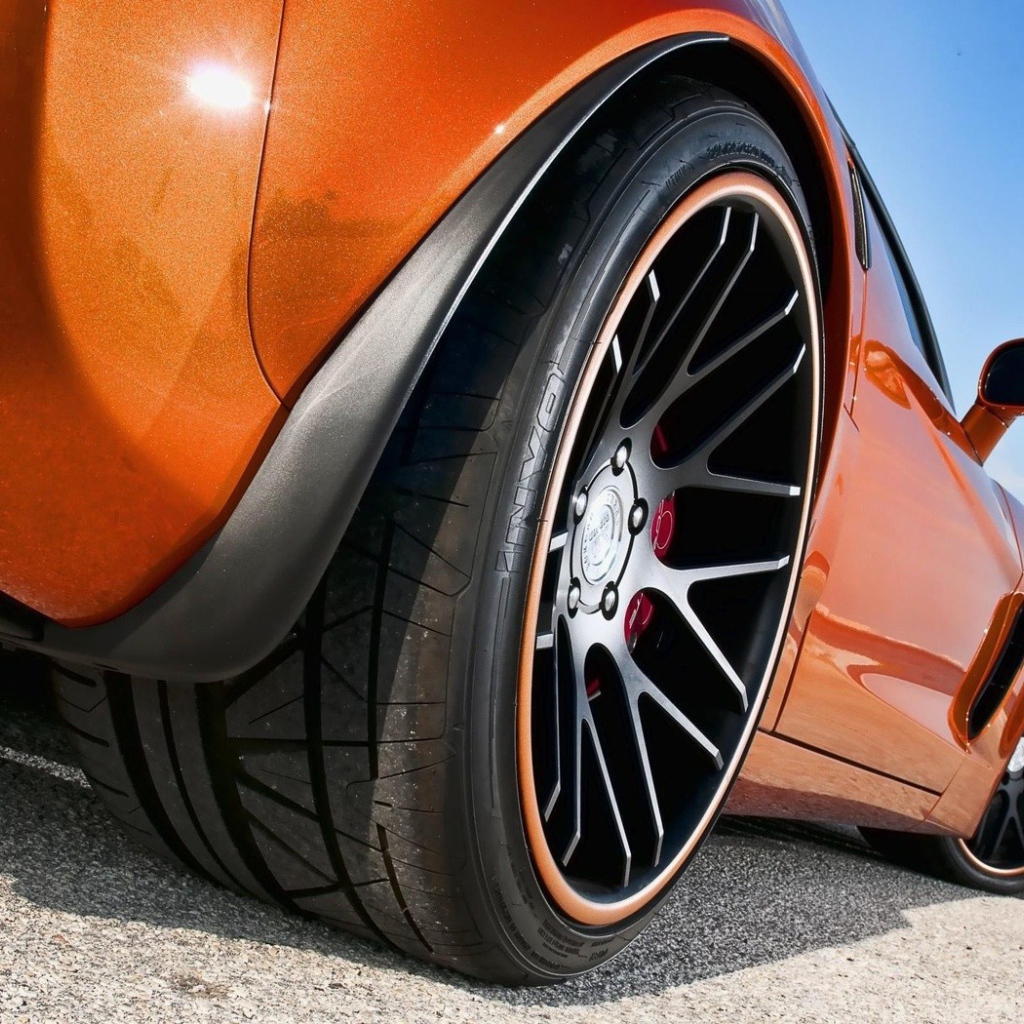 Черные колеса оранжевого авто