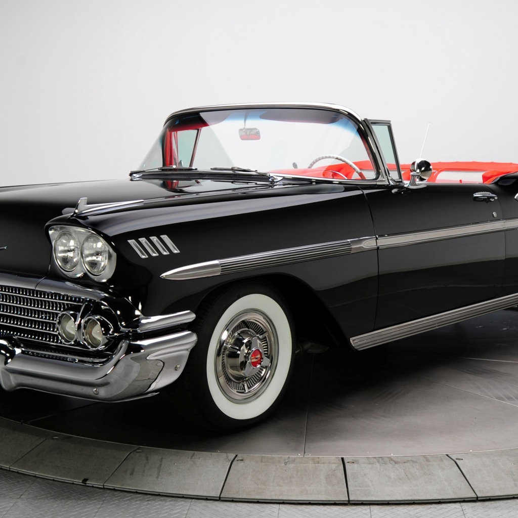 Черный ретро автомобиль Кадиллак кабриолет