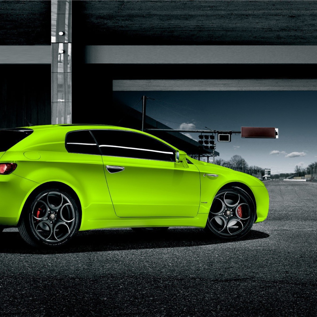 Ярко зеленый автомобиль на улице