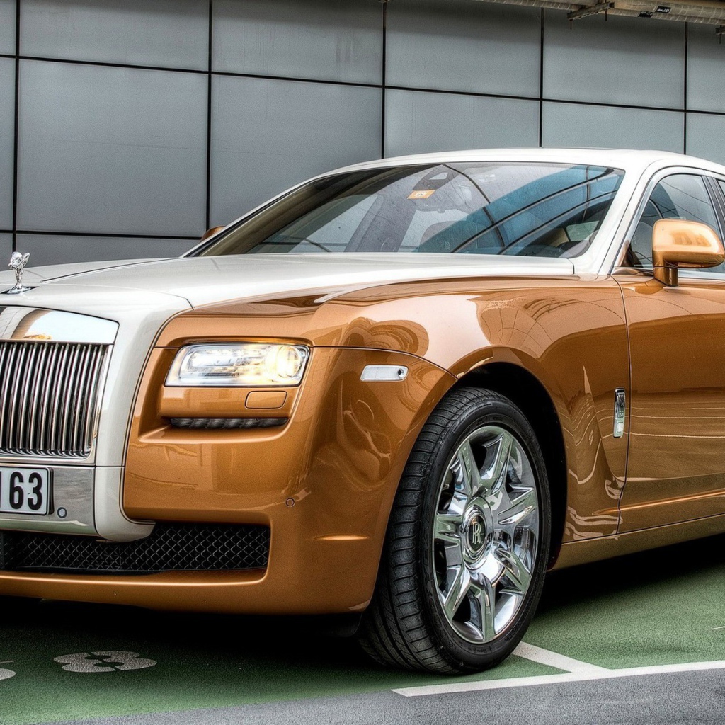 Коричневый Rolls-Royce с номерами Дубаи