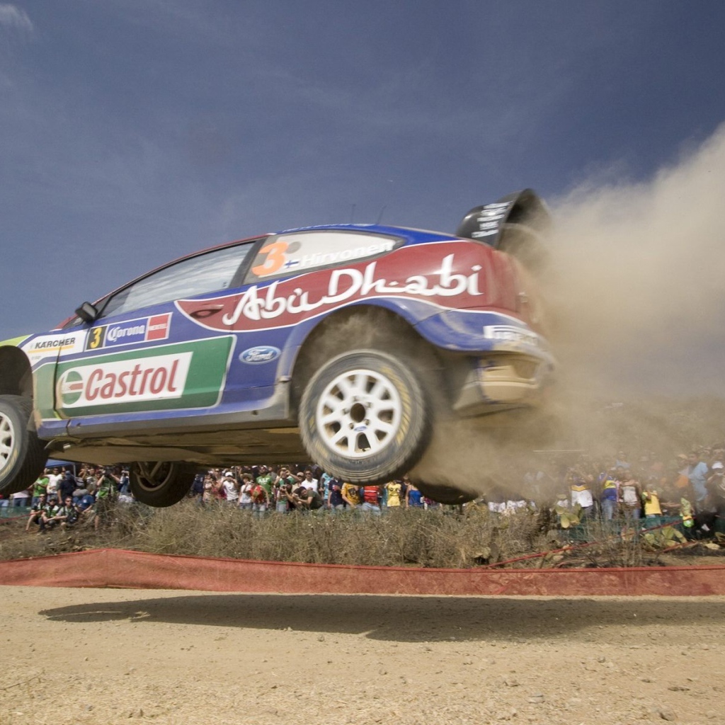 Автомобиль летит по воздуху во время ралли