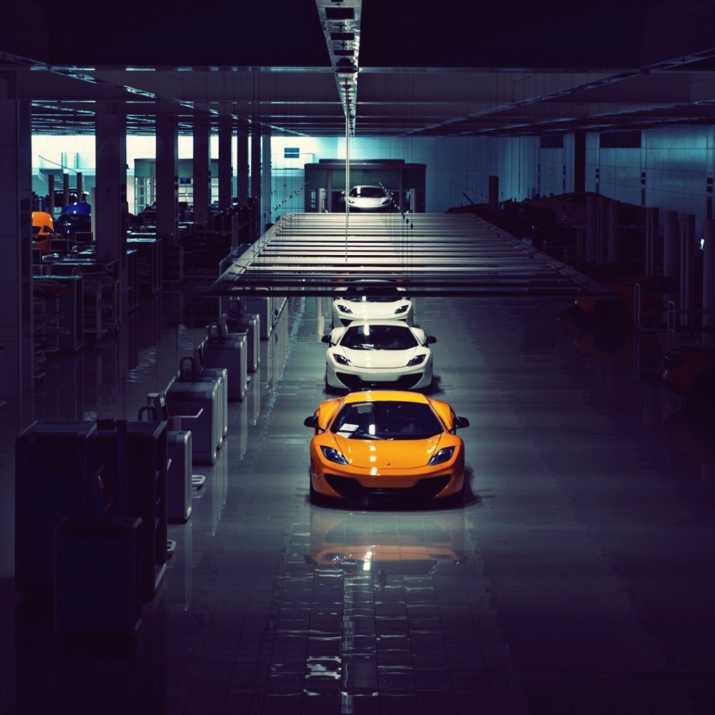 Автомобили McLaren на заводе