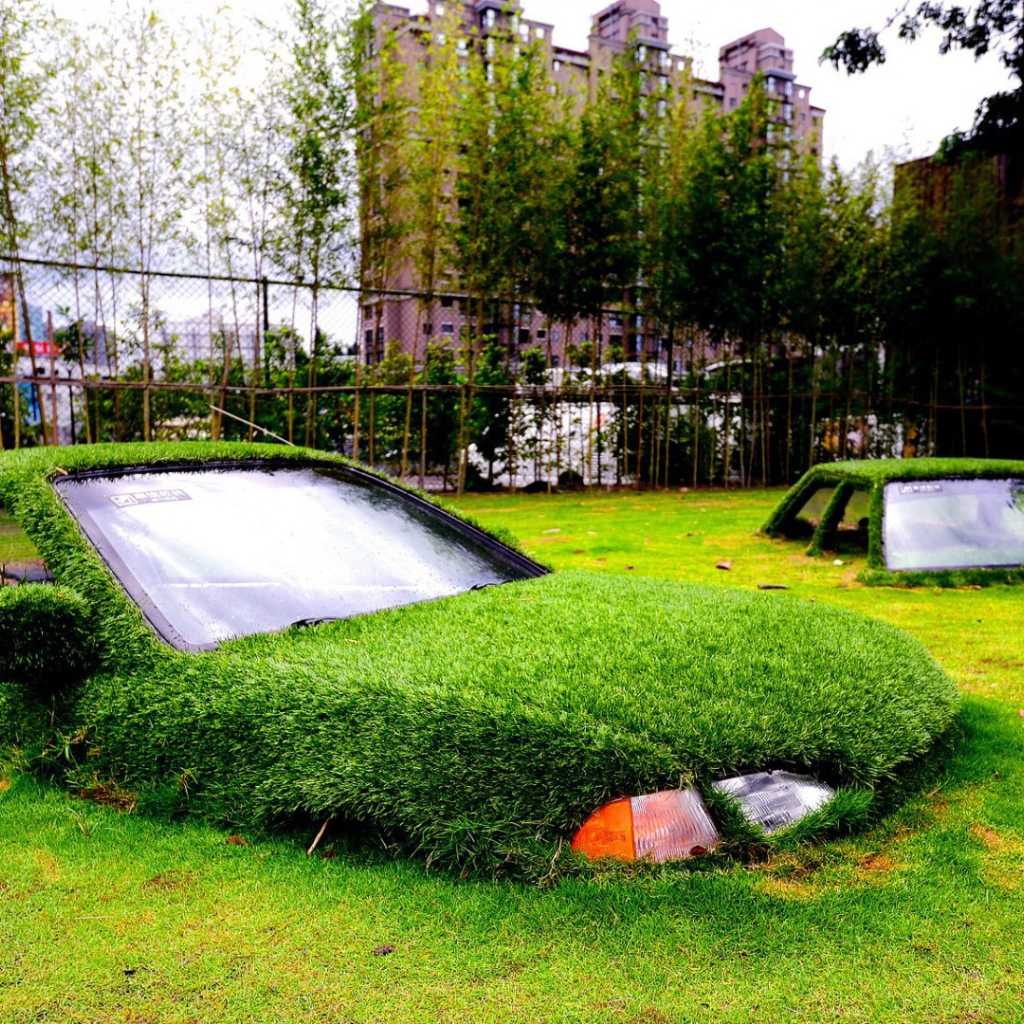 Автомобили утонули в газоне