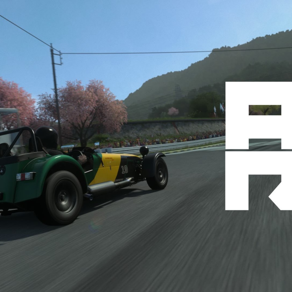 Автомобиль Caterham на гоночном треке