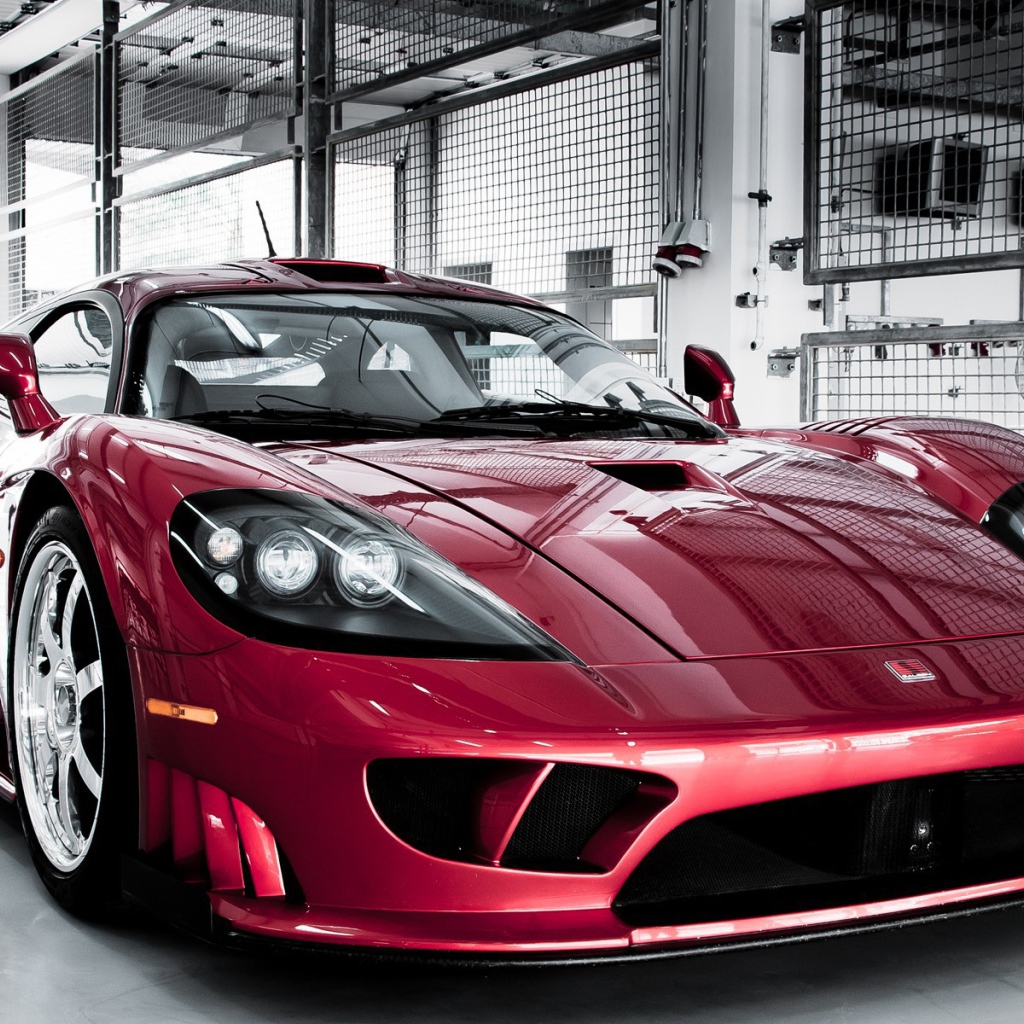 Темно вишневый автомобиль Saleen S7