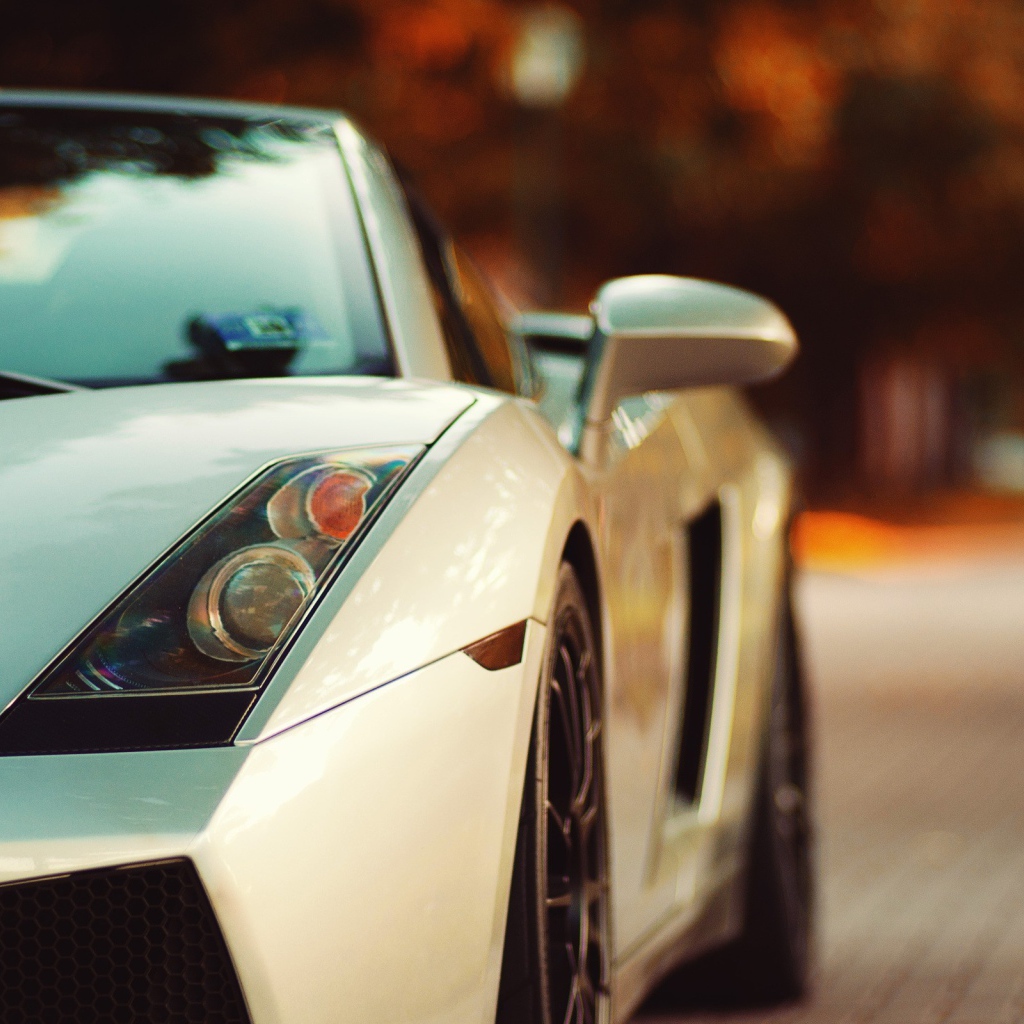 Дорогой спортивный автомобиль на улице