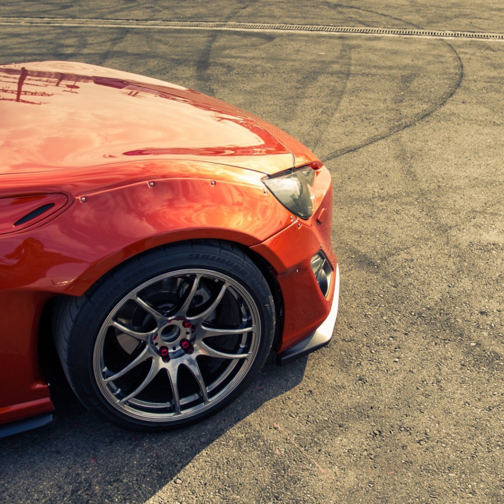 Перед красного авто Scion