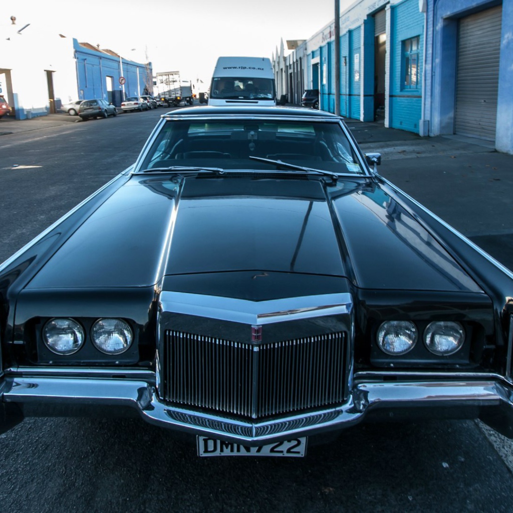 Великолепный черный Lincoln Continental