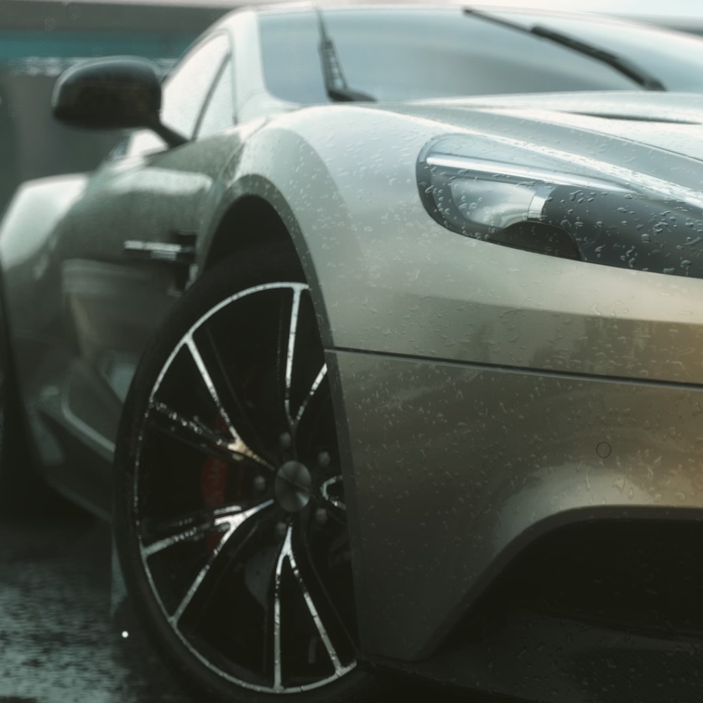 Серый спортивный автомобиль под дождем