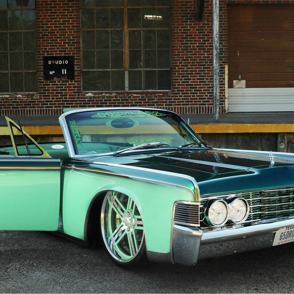 Зеленый автомобиль Lincoln Continental