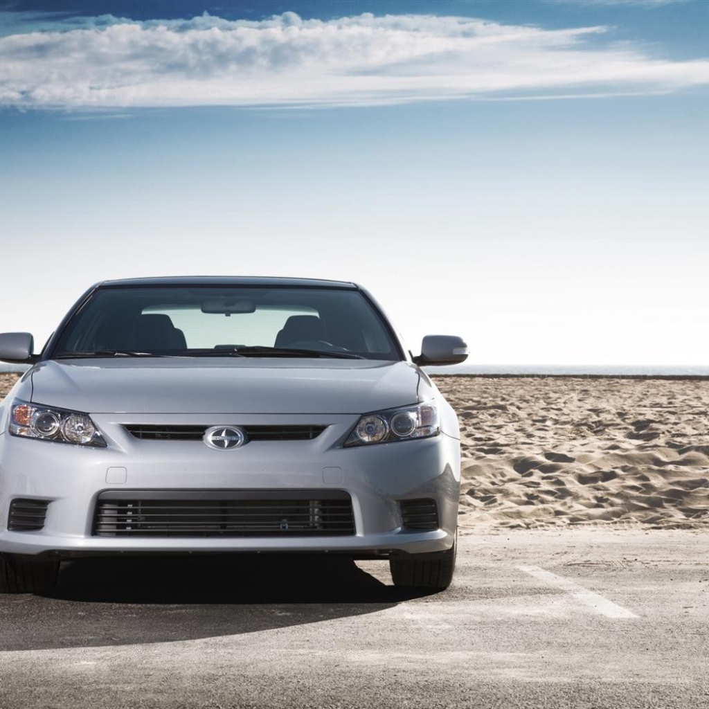 Серый Scion на фоне песка
