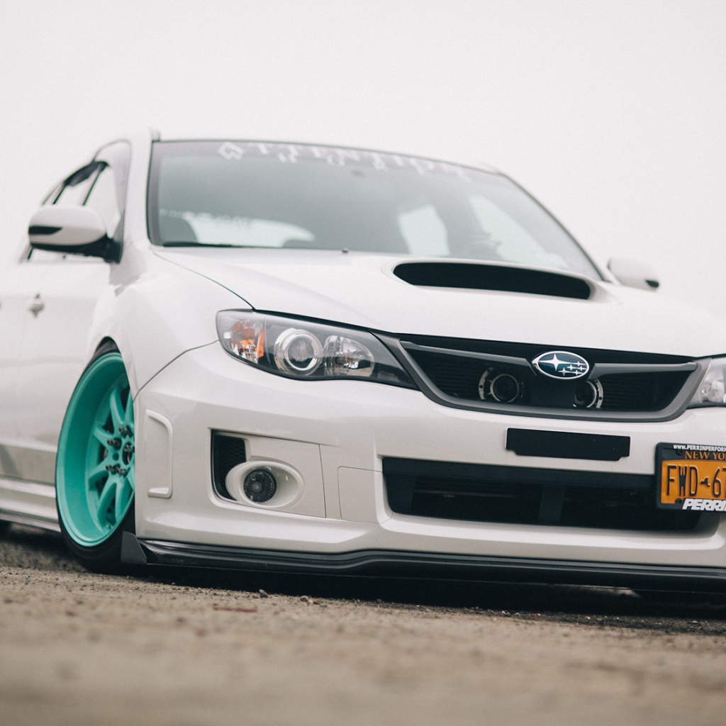 Светло зеленые диски у белого Subaru Impreza