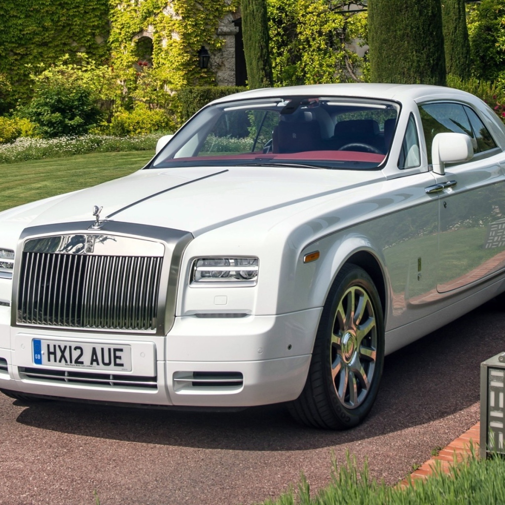 Роскошный белый Rolls-Royce на дорожке