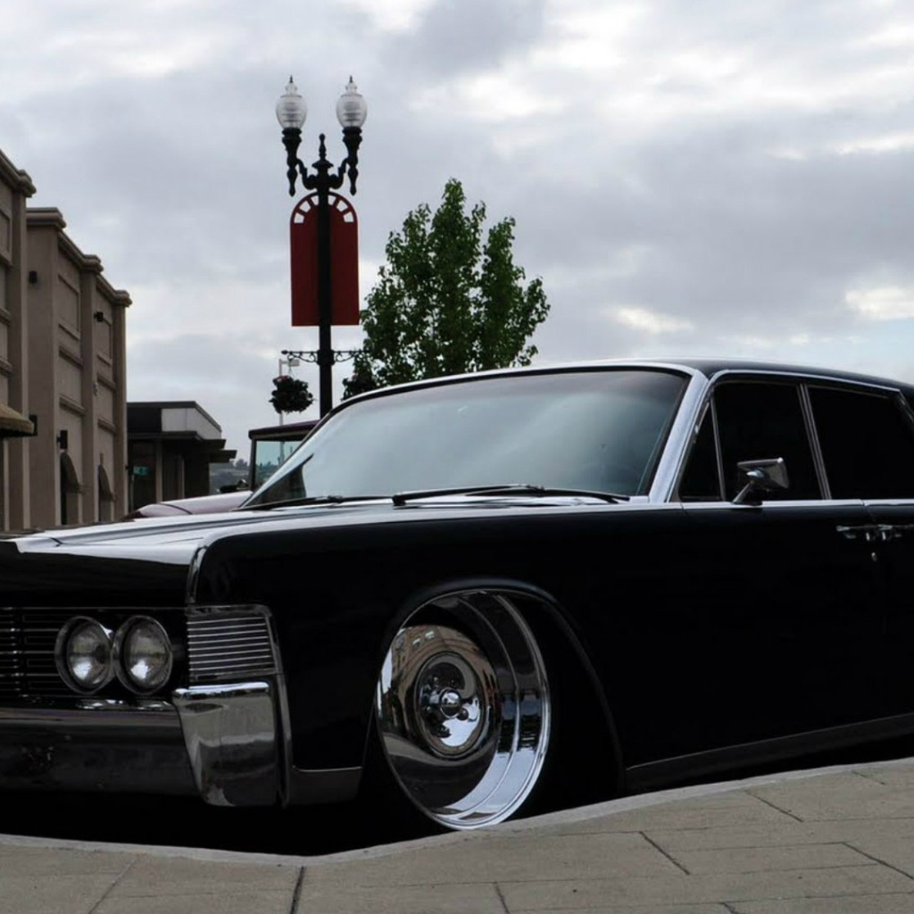 Роскошный черный Lincoln Continental
