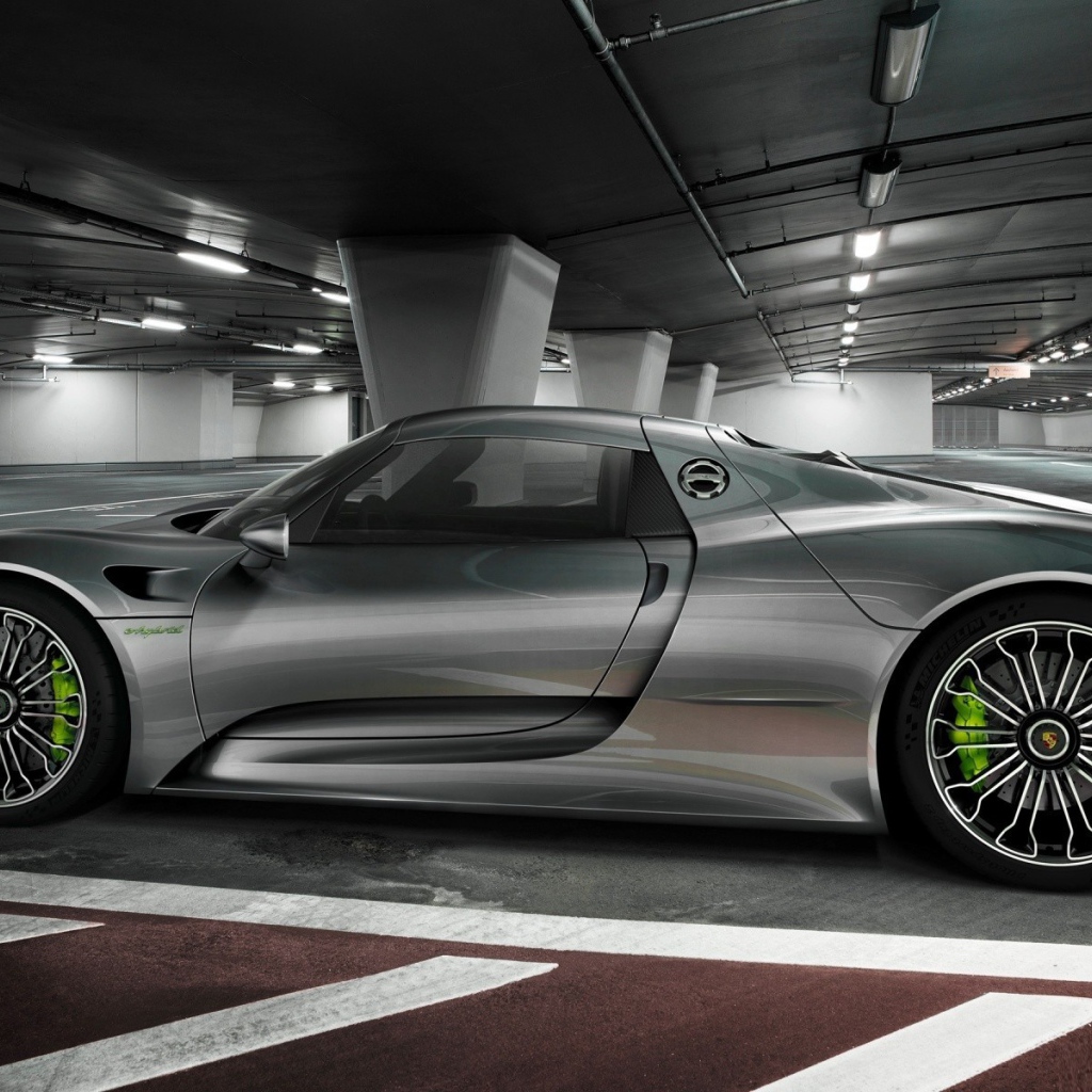 Роскошный серебрянный автомобиль на подземной парковке
