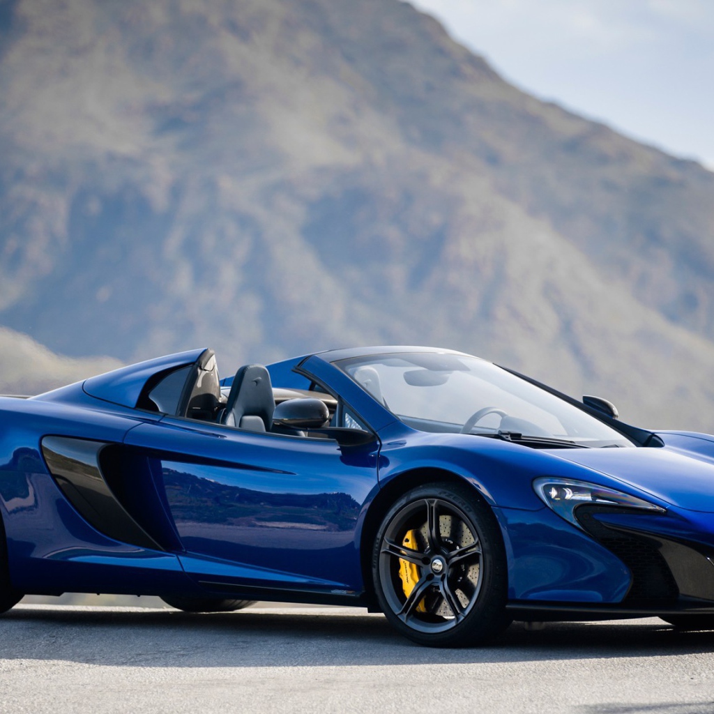 Голубой McLaren на фоне гор