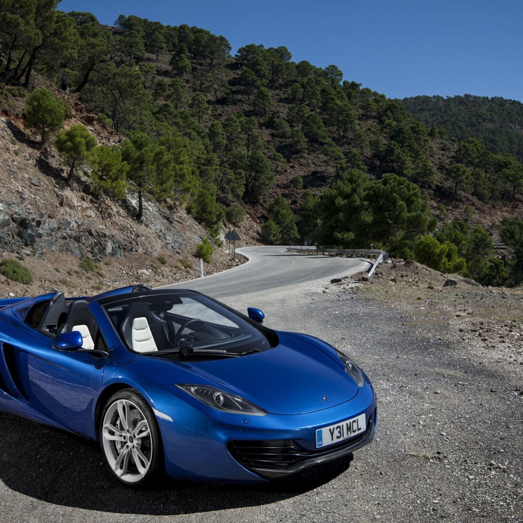 Кабриолет McLaren припаркован на обочине