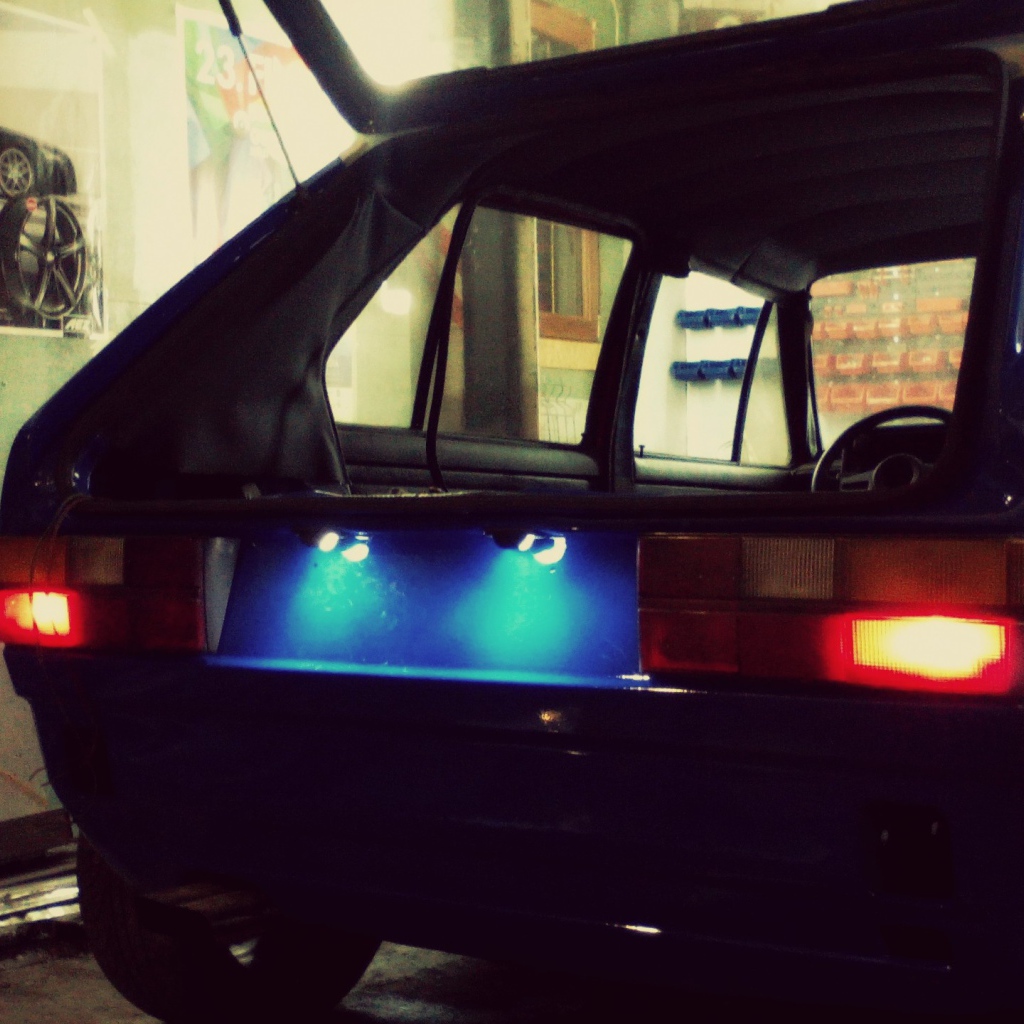 Старый VW Golf MK1 в автомастерской