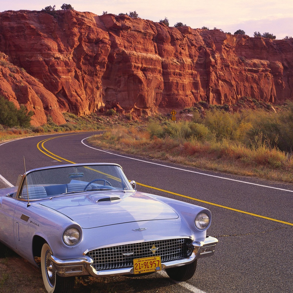 Старый кабриолет на шоссе в США