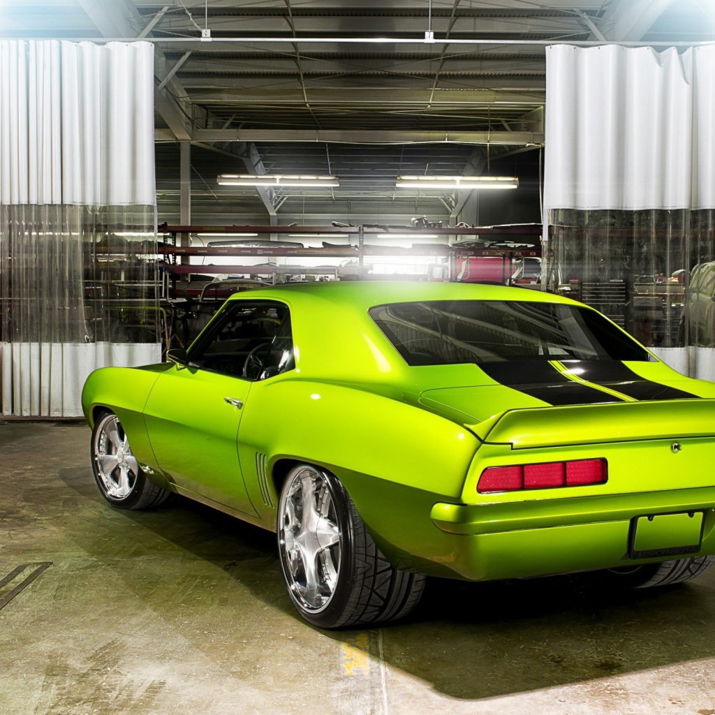 Старый зеленый автомобиль на реставрации