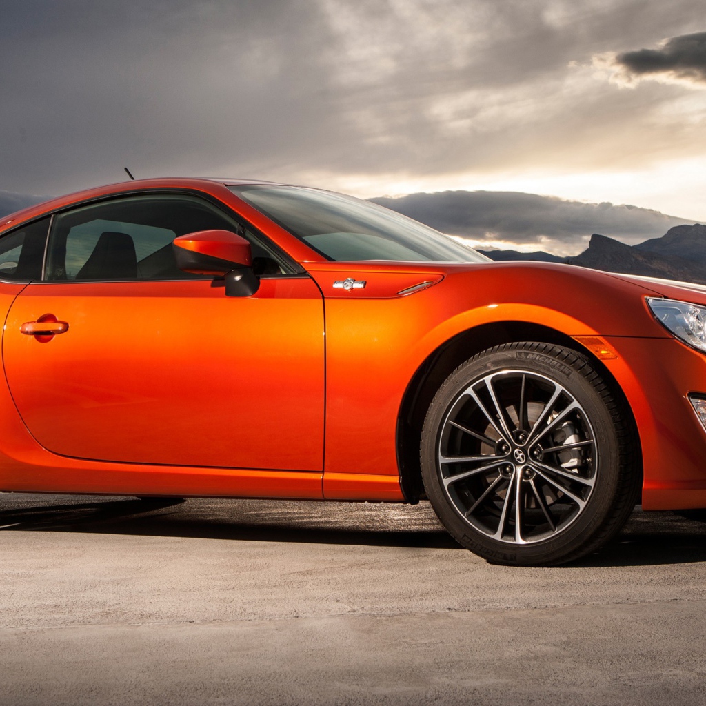 Оранжевый Scion FR-S Sport на фоне неба