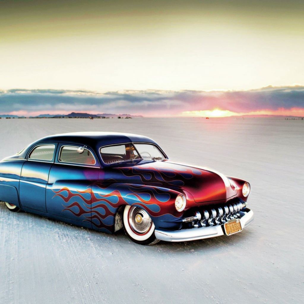 Раскрашенный хиппи автомобиль на пляже