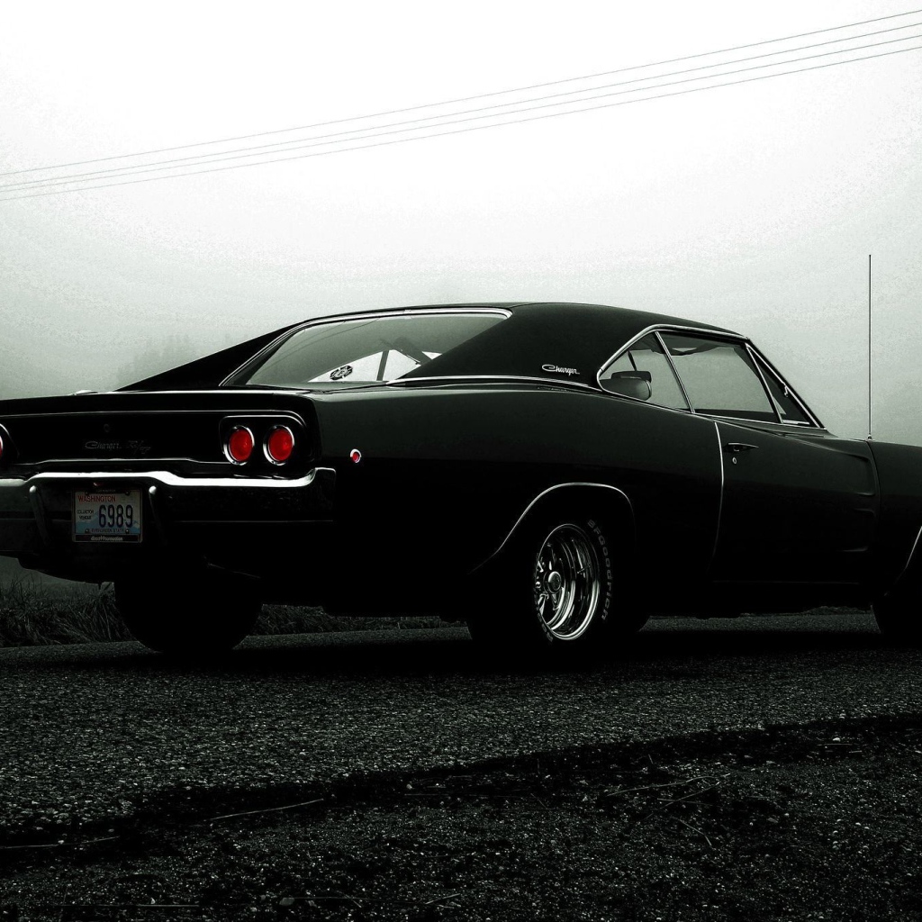 Мощный черный Dodge Charger